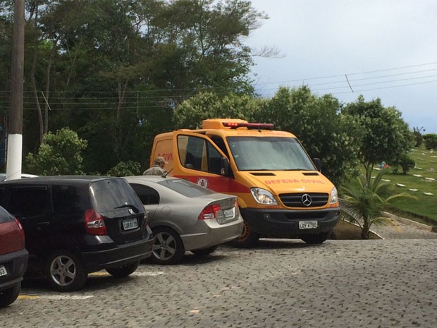 Carro da Defesa Civil estava no cemitério para levar corpo de Raquel para o IML (Foto: Henrique Coelho/G1)