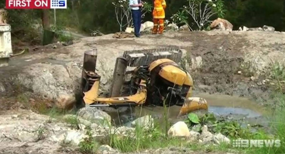 Daniel Miller, de 45 anos, dirigia ao lado do açude na sua propriedade, quando a beirada rompeu e a escavadeira de três toneladas caiu na água (Foto: 9news.com.au)