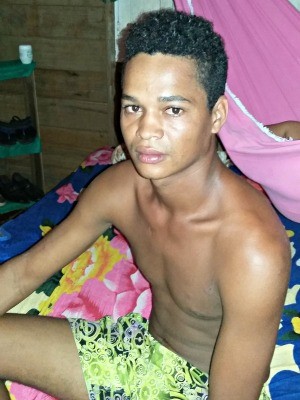 Elionaldo Santos, de 25 anos, acredita que o não uso do cinto de segurança o salvou  (Foto: Adelcimar Carvalho/G1)