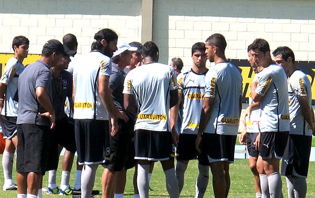 Oswaldo de Oliveira no treino do Botafogo com os jogadores (Foto: André Casado / Globoesporte.com)