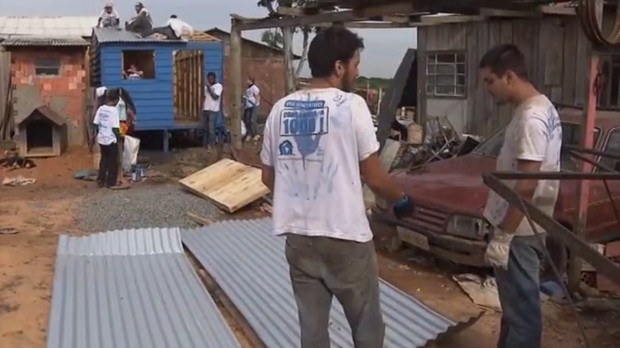 A ONG Teto se dedica a construir casas emergenciais para quem vive de maneira precária (Foto: Reprodução/RPC)