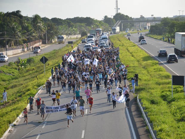 Manifestação bloqueou passagem dos carros, iniciando grande congestionamento (Foto: Walter Paparazzo/G1)