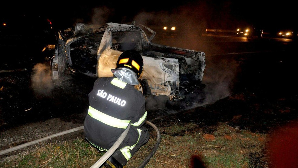 Passageiro, de 66 anos, não conseguiu deixar o carro e morreu no local (Foto: Cristiano Nascimento/Cedida)