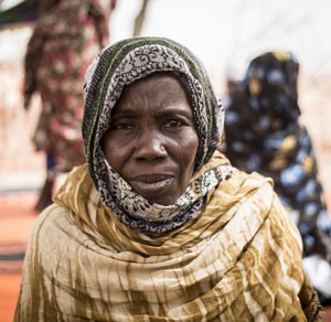 Yakah Mamadou é de Ngouboua, cidade que foi atacada pelo Boko Haram em fevereiro. “O vilarejo foi incendiado e as pessoas foram mortas. Decidi fugir para ficar com a família de minha filha em Forkouloum. Aqui, a situação de segurança é melhor.” (Foto: Sylvain Cherkaoui/Cosmos/Médicos Sem Fronteiras)