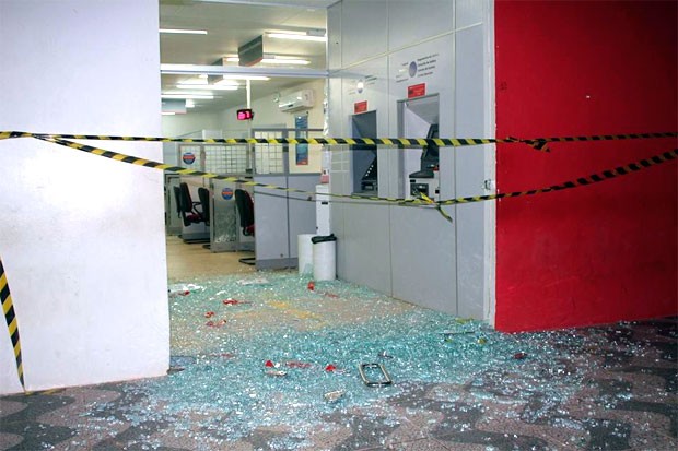 Vidraças da agência foram estilhaçadas pelos tiros  (Foto: Marcelino Neto/O Câmera)