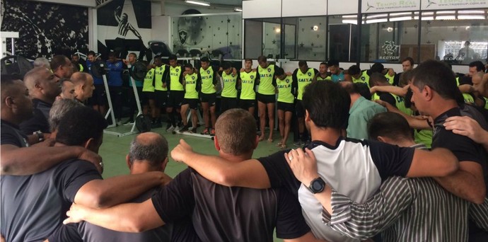 Bota cancela treino e jogadores fazem corrente de oração pela Chapecoense