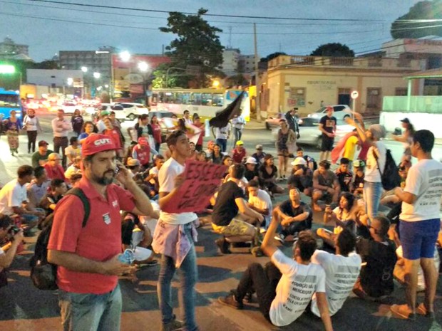 Segundo a PM, cerca de 150 pessoas participaram de ato contra o governo Temer em Cuiabá (Foto: Renê Dióz/G1)