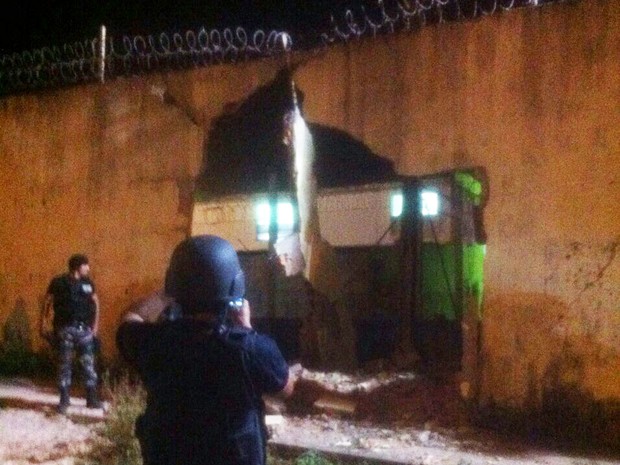 Buraco em muro em Pedrinhas (Foto: Divulgação/Polícia Militar)