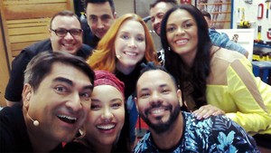 Zeca Camargo fez selfie com a banda Georgia nos bastidors do É de Casa (Foto: Arquivo pessoal)