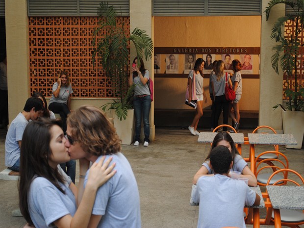 Com más intenções, Débora tira foto de Isabela e Filipe se beijando  (Foto: Divulgação/TV Globo)