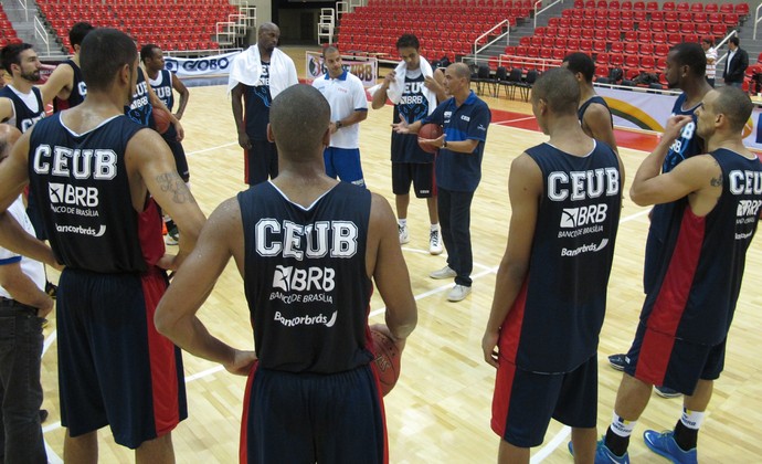 Sergio Hernandez conversa com o grupo do Brasília em treino na Arena da Barra (Foto: Marcos Paulo Rebelo) Sergio Hernandez conversa com o grupo do Brasília em treino na Arena da Barra (Foto: Marcos Paulo Rebelo)