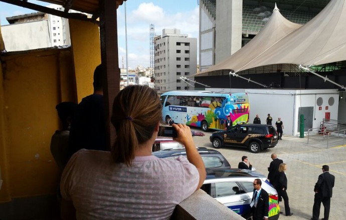 ônibus Irâ estádio Independência (Foto: Fernando Martins)