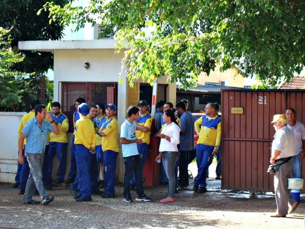 Funcionários aguardaram fora do prédio por aproximadamente duas horas (Foto: Tatiane Queiroz/ G1 MS)