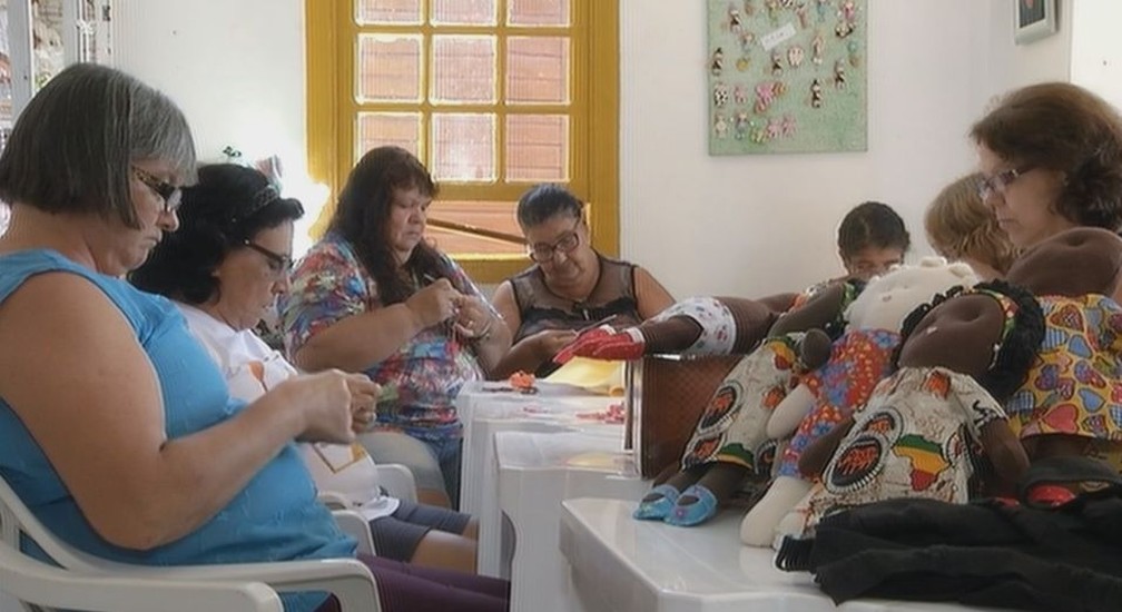 Artesãs de Ourinhos querem fazer mil bonecas para crianças de Guiné Bissau até o fim do ano (Foto: Reprodução/TV TEM)