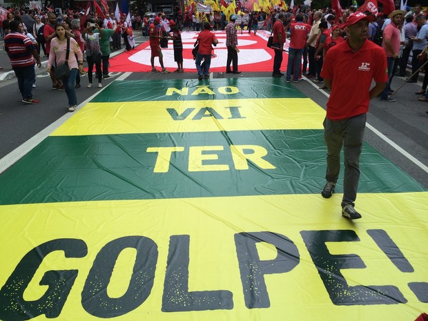 Faixas colocadas no chão durante manifestação na Avenida Paulista (Foto: Karina Godoy/G1)