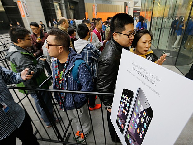 Clientes aguardam a abertura da loja da Apple em Pequim na manhã desta sexta-feira (17) (Foto: Jason Lee/Reuters) Clientes aguardam a abertura da loja da Apple em Pequim na manhã desta sexta-feira (17) (Foto: Jason Lee/Reuters)