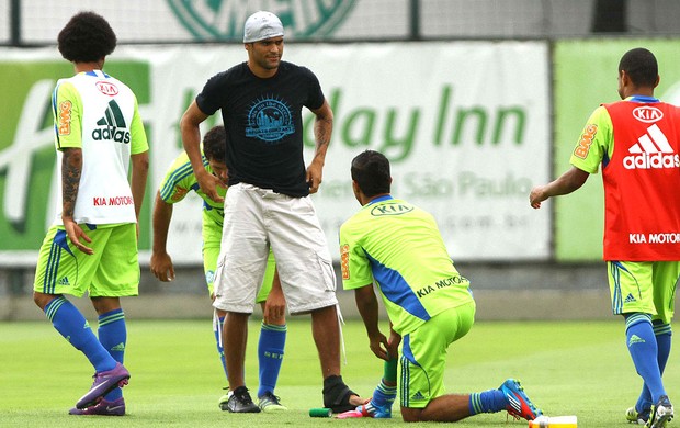 Luan visita o treino do Palmeiras (Foto: Roberto Vazquez / Futura Press)