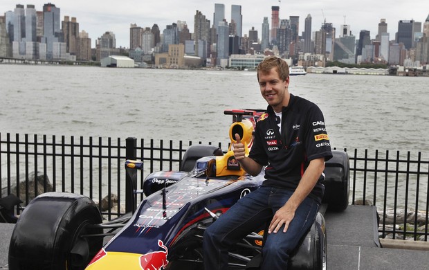 Sebastian Vettel posa ao lado de sua RBR durante coletiva de imprensa nesta quinta-feira (Foto: Reuters)