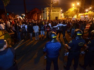 Manifestantes se concentram em frente ao Terminal Central de Integração para novo protesto em Piracicaba (Foto: Mauricio Gil/colaboração para o G1)