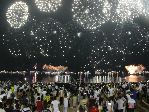 Cerca de 100 mil pessoas prestigiaram queima de fogos (Foto: Suelen Gonçalves/G1 AM) Cerca de 100 mil pessoas prestigiaram queima de fogos (Foto: Suelen Gonçalves/G1 AM)