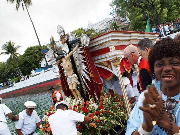 Fiéis acompanharam a procissão marítima em Salvador (Foto: Egi Santana / G1)