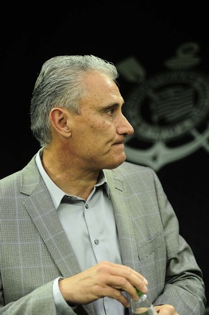 Tite lamenta saída de Fábio Santos e admite surpresa com reformulação