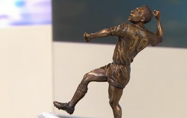 Miniatura da estátua do Pelé que estará no novo Maracanã (Foto: Reprodução SporTV)