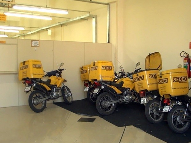 Motos estavam estacionadas na garagem de centro de distribuição em Piracicaba (Foto: Edijan Del Santo/EPTV)