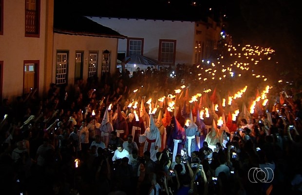 Cerca de 20 mil fiéis participam da Procissão do Fogaréu em Goiás (Foto: Reprodução/ TV Anhanguera)