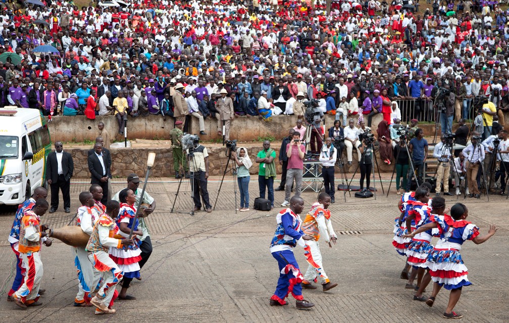 Parada em Nairobi, no Quênia, celebra o Dia do Trabalhador nesta segunda-feira, dia 1º de maio de 2017 (Foto: Sayyid Abdul Azim/AP)