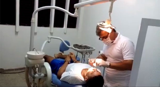 Imagem mostra o ex-médico Marcelo Caron atuando como dentista em uma sala usada como consultório em Alcaçuz, maior presídio do RN (Foto: G1/RN)