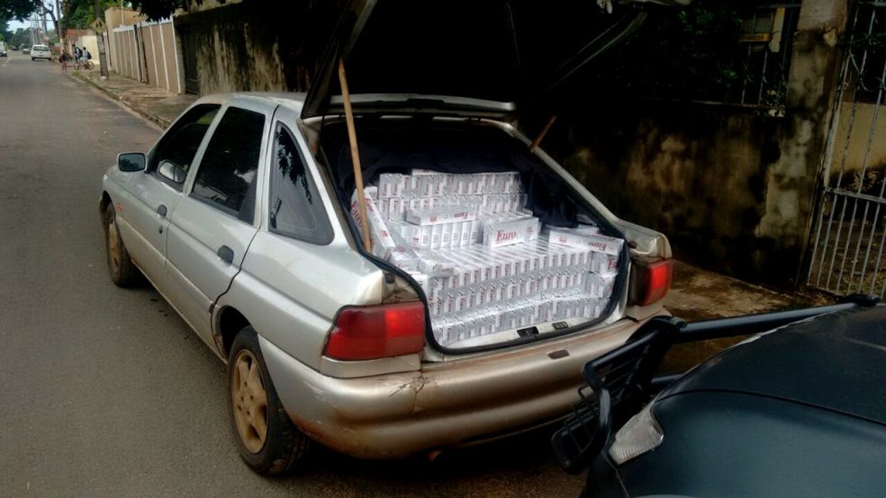 Pacotes de cigarro lotaram porta-malas de carro (Foto: Polícia Militar/Divulgação)