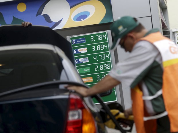 Alta no preço da gasolina e do álcool puxam avanço da prévia da inflação oficial.  (Foto: REUTERS/Ricardo Moraes)