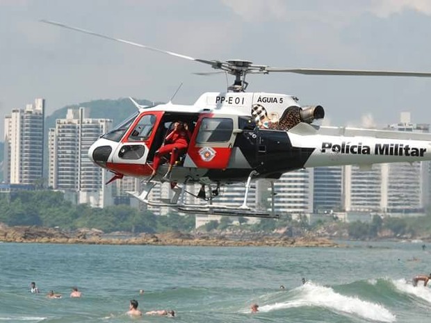 Jovem foi retirada do mar pelo helicóptero Águia, da Polícia Militar (Foto: Daniel Cruz/Arquivo Pessoal)
