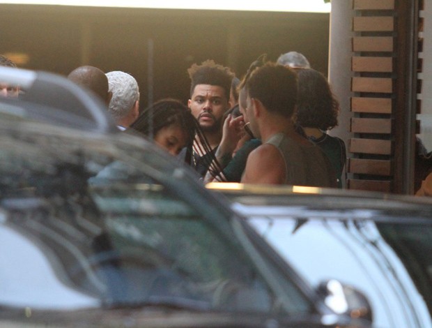 The Weeknd vai embora com mulheres após almoço no Rio (Foto: AgNews) The Weeknd vai embora com mulheres após almoço no Rio (Foto: AgNews)