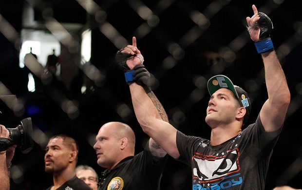 Chris Weidman nocauteia Muñoz, UFC (Foto: Agência AP)