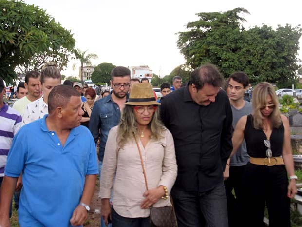 O músico Paraná (de preto) ao lado de familiares e amigos, durante sepultamento do irmão e parceiro, Chico Rey  (Foto: Alexandre Bastos/G1)