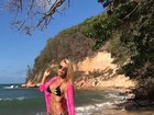 Caroline Bittencourt exibe abdômen trincado na praia