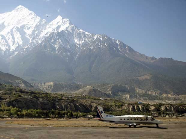 Imagem de arquivo mostra modelo de avião que caiu nas montanhas do Nepal. (Foto: Menahem Kahana / Arquivo / AFP Photo)