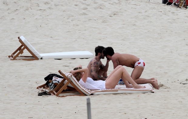 Marc Jacobs e o namorado em Ipanema (Foto: Wallace Barbosa/AgNews)