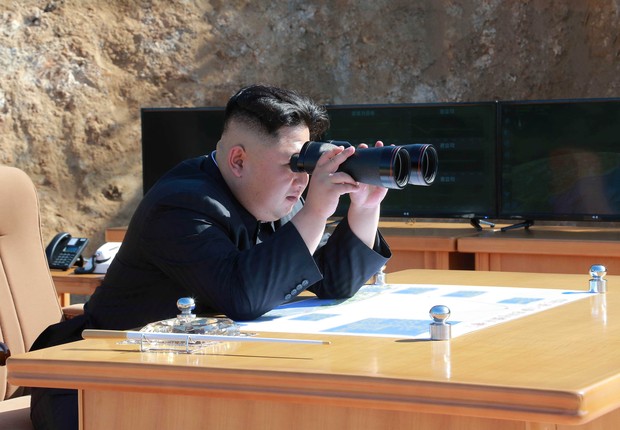 Kim Jong-un durante teste de míssil intercontinental da Coreia do Norte (Foto: KCNA/via REUTERS)