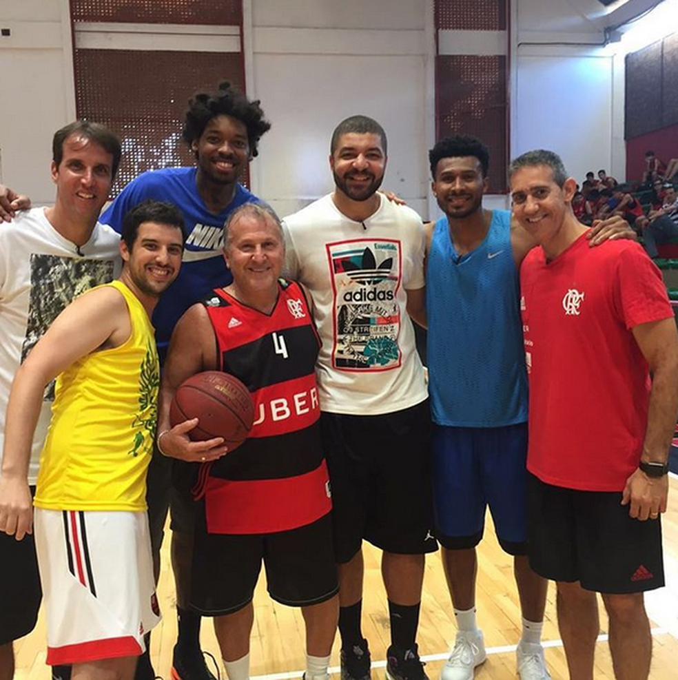 Marcelinho, Neto, Olivinha, Lucas Bebê e Leandrinho ao lado de Zico (Foto: Reprodução/Instagram)