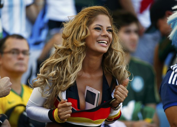 Fã alemã imita Larissa Riquelme (Foto: REUTERS/Michael Dalder)