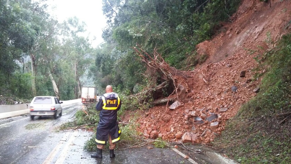 Rodovias também registram bloqueio devido a temporal no Rio Grande do Sul (Foto: PRF/Divulgação)