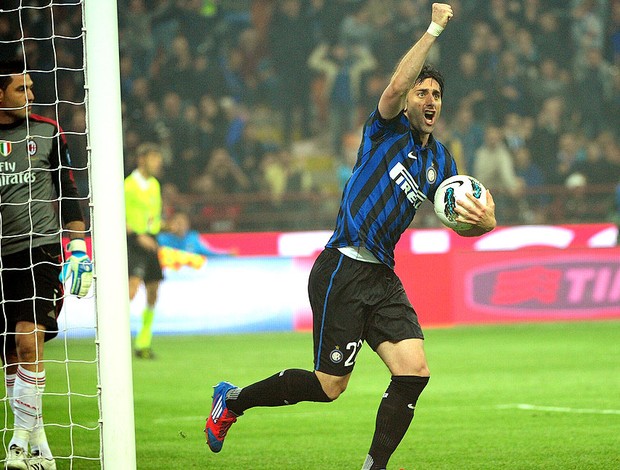 Diego Milito comemora gol do Inter de Milão contra o Milan (Foto: AFP)