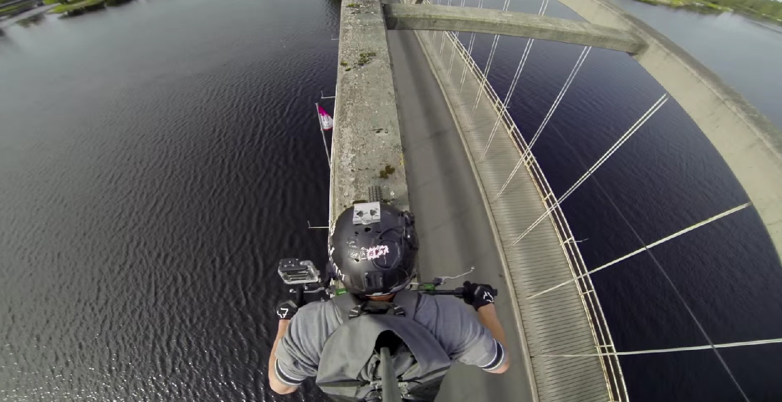 Motoqueiro arrisca a vida em cima de uma ponte (Foto: Reprodução/YouTube)