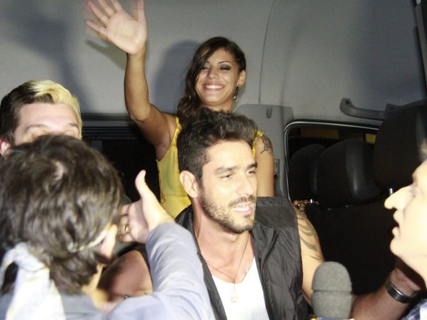 Ex-BBBs Franciele e Diego deixam casa de festas na Zona Oeste do Rio (Foto: Isac Luz/ EGO)