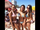 Jade Barbosa vai a praia com amigas  e mostra abdomên trincado