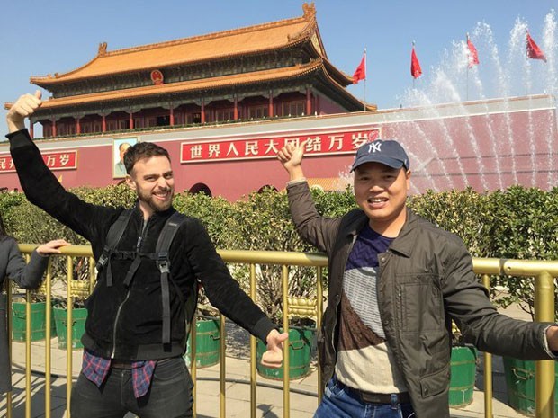 Matt Stopera e seu &#39;amigo laranja&#39; durante o passeio pela China (Foto: Qingqing Chen / BuzzFeed/ Arquivo pessoal)