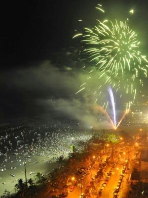 Em Peruíbe, fogos iluminaram orla da praia (Foto: Ivaldo Bianchini/Arquivo Pessoal)